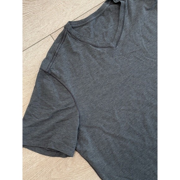 Lululemon Shirt Men’s Large Tee Active Gym Workout Athleisure V-neck Shirt - Picture 2 of 6